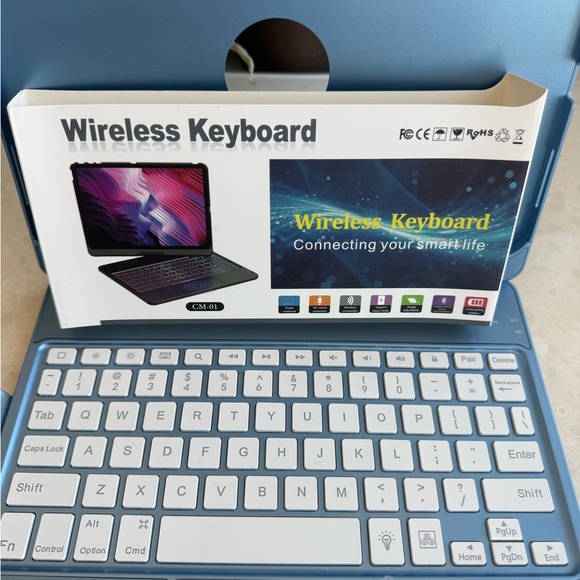NWT Apple iPad 10th Generation Wireless Keyboard Case